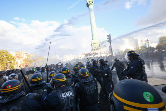 Clashes With Police During Students Protest - Paris Clash between high-school students and policemen during high-school students demonstration at Place de la Bastille, in Paris, France on October 8, 2026, as part of a nationwide protest movement over learning conditions. Since late September, pupils have barred the entrances to hundreds of schools, complaining of teacher absences, overloaded timetables, dilapidated classrooms and buildings ill-adapted to rising temperatures, among other grievances. Photo by Raphael Lafargue ABACAPRESS.COM Paris France Copyright: xLafarguexRaphael ABACAx