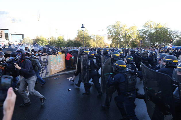 Clashes With Police During Students Protest - Paris Clash between high-school students and policemen during high-school students demonstration at Place de la Bastille, in Paris, France on October 8, 2026, as part of a nationwide protest movement over learning conditions. Since late September, pupils have barred the entrances to hundreds of schools, complaining of teacher absences, overloaded timetables, dilapidated classrooms and buildings ill-adapted to rising temperatures, among other grievances. Photo by Raphael Lafargue ABACAPRESS.COM Paris France Copyright: xLafarguexRaphael ABACAx