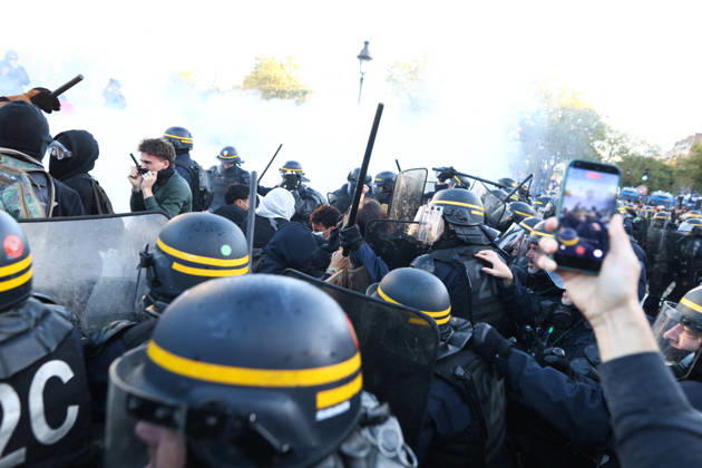 Clashes With Police During Students Protest - Paris Clash between high-school students and policemen during high-school students demonstration at Place de la Bastille, in Paris, France on October 8, 2026, as part of a nationwide protest movement over learning conditions. Since late September, pupils have barred the entrances to hundreds of schools, complaining of teacher absences, overloaded timetables, dilapidated classrooms and buildings ill-adapted to rising temperatures, among other grievances. Photo by Raphael Lafargue ABACAPRESS.COM Paris France Copyright: xLafarguexRaphael ABACAx