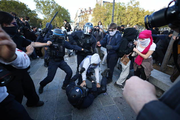 Clashes With Police During Students Protest - Paris Clash between high-school students and policemen during high-school students demonstration at Place de la Bastille, in Paris, France on October 8, 2026, as part of a nationwide protest movement over learning conditions. Since late September, pupils have barred the entrances to hundreds of schools, complaining of teacher absences, overloaded timetables, dilapidated classrooms and buildings ill-adapted to rising temperatures, among other grievances. Photo by Raphael Lafargue ABACAPRESS.COM Paris France Copyright: xLafarguexRaphael ABACAx