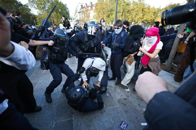 Clashes With Police During Students Protest - Paris Clash between high-school students and policemen during high-school students demonstration at Place de la Bastille, in Paris, France on October 8, 2026, as part of a nationwide protest movement over learning conditions. Since late September, pupils have barred the entrances to hundreds of schools, complaining of teacher absences, overloaded timetables, dilapidated classrooms and buildings ill-adapted to rising temperatures, among other grievances. Photo by Raphael Lafargue ABACAPRESS.COM Paris France Copyright: xLafarguexRaphael ABACAx