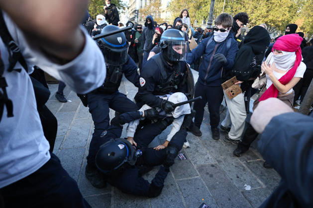 Clashes With Police During Students Protest - Paris Clash between high-school students and policemen during high-school students demonstration at Place de la Bastille, in Paris, France on October 8, 2026, as part of a nationwide protest movement over learning conditions. Since late September, pupils have barred the entrances to hundreds of schools, complaining of teacher absences, overloaded timetables, dilapidated classrooms and buildings ill-adapted to rising temperatures, among other grievances. Photo by Raphael Lafargue ABACAPRESS.COM Paris France Copyright: xLafarguexRaphael ABACAx