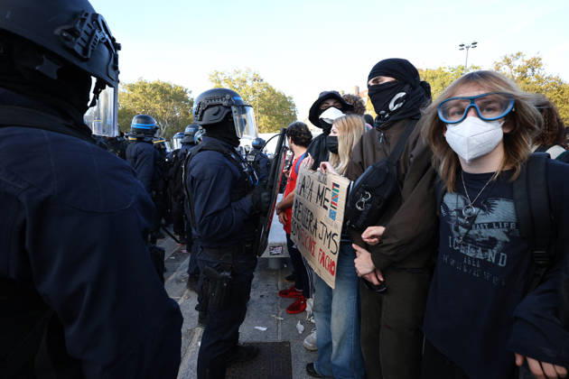 Clashes With Police During Students Protest - Paris Clash between high-school students and policemen during high-school students demonstration at Place de la Bastille, in Paris, France on October 8, 2026, as part of a nationwide protest movement over learning conditions. Since late September, pupils have barred the entrances to hundreds of schools, complaining of teacher absences, overloaded timetables, dilapidated classrooms and buildings ill-adapted to rising temperatures, among other grievances. Photo by Raphael Lafargue ABACAPRESS.COM Paris France Copyright: xLafarguexRaphael ABACAx