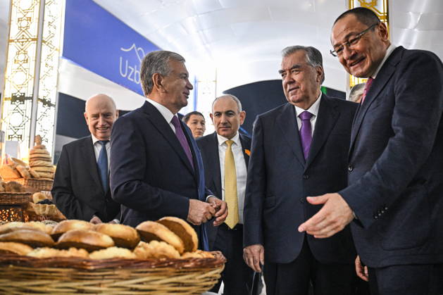 TURKMENISTAN, BALKAN PROVINCE - OCTOBER 8, 2026: Shavkat Mirziyoyev, President of Uzbekistan, his counterpart Emomali Rahmon (L-R front), of Tajikistan, Sergei Lebedev, Secretary General of the Commonwealth of Independent States (CIS), and Nikol Pashinyan (L-R back), Prime Minister of Armenia, visit a traditional food festival in the Awaza National Tourist Zone on the sidelines of a meeting of the CIS Council of Heads of State in Turkmenbasy Turkmenistan - ZUMAt113 20261008_zaa_t113_629 Copyright: xSergeixBobylevx