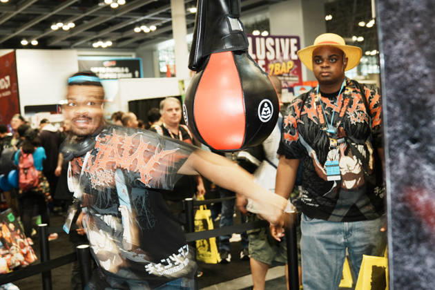 October 8, 2026, New York, New York, USA: An attendee swings at a punching bag at the 2026 New York Comic Con at the Javits Center on October 8, 2026 in New York. New York USA  - ZUMAb148 20261008_zap_b148_067 Copyright: xBryanxSmithx