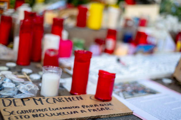 October 8, 2026, Madrid, Spain: A sign reading Rest in peace, Maricarmen. We will keep fighting to make sure this never happens again, with the Spanish text Descansa en paz, Maricarmen. Seguiremos luchando para que esto no vuelva a pasar, is seen among candles and handwritten messages outside the home of Maricarmen. The tribute follows the death in hospital of the 87 year old woman, whose eviction sparked protests over Spains housing crisis. Madrid, Spain, October 8, 2026 Madrid Spain  - ZUMAc317 20261008_zip_c317_001 Copyright: xAdelinaxCobosx