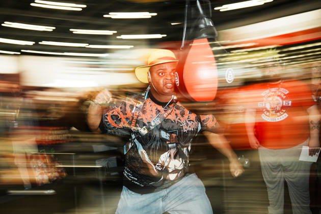 October 8, 2026, New York, New York, USA: An attendee swings at a punching bag at the 2026 New York Comic Con at the Javits Center on October 8, 2026 in New York. New York USA - ZUMAb148 20261008_zap_b148_061 Copyright: xBryanxSmithx