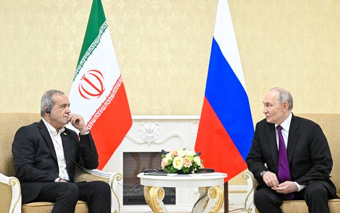Turkmenistan Russia 9260799 08.10.2026 Iranian President Masoud Pezeshkian and Russian President Vladimir Putin attend a meeting in Turkmenbashi, Turkmenistan. Sergey Bobylev Sputnik Turkmenbashi Turkmenistan Copyright: xSergeyxBobylevx