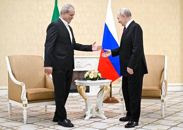 Turkmenistan Russia 9260802 08.10.2026 Iranian President Masoud Pezeshkian and Russian President Vladimir Putin shake hands before a meeting in Turkmenbashi, Turkmenistan. Sergey Bobylev Sputnik Turkmenbashi Turkmenistan Copyright: xSergeyxBobylevx