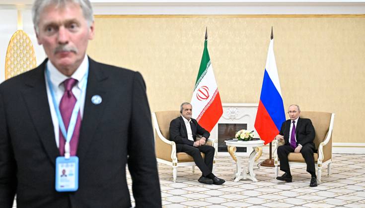 Turkmenistan Russia 9260797 08.10.2026 Iranian President Masoud Pezeshkian and Russian President Vladimir Putin attend a meeting, as Kremlin spokesman Dmitry Peskov stands nearby, in Turkmenbashi, Turkmenistan. Sergey Bobylev Sputnik Turkmenbashi Turkmenistan Copyright: xSergeyxBobylevx