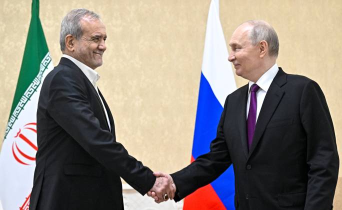 Turkmenistan Russia 9260806 08.10.2026 Iranian President Masoud Pezeshkian and Russian President Vladimir Putin shake hands as they pose for photos before a meeting in Turkmenbashi, Turkmenistan. Sergey Bobylev Sputnik Turkmenbashi Turkmenistan Copyright: xSergeyxBobylevx