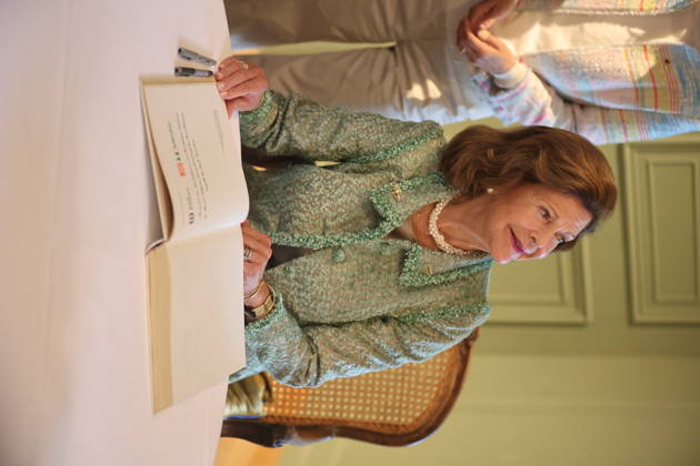Queen Silvia of Sweden signing the Golden Book of the City of Konstanz on the occasion of the Mentor Foundation’s anniversary on Mainau Island, Mainau, October 8, 2026 Copyright: xAgenturxMatthiasxWehnertx xM.xGränzdörferx