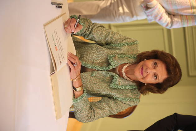 Queen Silvia of Sweden signing the Golden Book of the City of Konstanz on the occasion of the Mentor Foundation’s anniversary on Mainau Island, Mainau, October 8, 2026 Copyright: xAgenturxMatthiasxWehnertx xM.xGränzdörferx