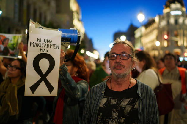 Farewell, Maricarmen Protest from Puerta del Sol to Maricarmen’s Home: Dozens of people hold up signs during the Farewell, Maricarmen protest, from Puerta del Sol to Maricarmen’s home, on October 8, 2026, in Madrid, Spain. Many people have left candles, flowers, and signs of encouragement next to the doorway from which Maricarmen was evicted two weeks ago, hours after the death of the 87-year-old woman was announced. To profit from homes is to traffic in lives. Let housing cost no more lives. Thank you, Maricarmen, reads one of the messages of gratitude. OCTOBER 8, 2026 PROTEST MARCH MARICARMEN TRIBUTE EVICTION EVICTED WOMAN SIGNS Madrid Madrid, Spain Copyright: xMatiasxChiofalox 7830104
