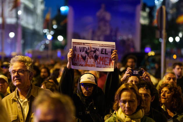 Farewell, Maricarmen Protest from Puerta del Sol to Maricarmen’s Home: Dozens of people hold up signs during the Farewell, Maricarmen protest, from Puerta del Sol to Maricarmen’s home, on October 8, 2026, in Madrid, Spain. Many people have left candles, flowers, and signs of encouragement next to the doorway from which Maricarmen was evicted two weeks ago, hours after the death of the 87-year-old woman was announced. To profit from homes is to traffic in lives. Let housing cost no more lives. Thank you, Maricarmen, reads one of the messages of gratitude. OCTOBER 8, 2026 PROTEST MARCH MARICARMEN TRIBUTE EVICTION EVICTED WOMAN SIGNS Madrid Madrid, Spain  Copyright: xMatiasxChiofalox 7830105