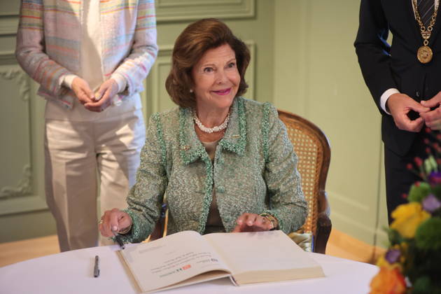 Queen Silvia of Sweden signing the Golden Book of the City of Konstanz on the occasion of the Mentor Foundation’s anniversary on Mainau Island, Mainau, October 8, 2026 Copyright: xAgenturxMatthiasxWehnertx xM.xGränzdörferx