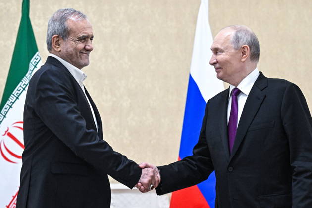 TURKMENISTAN, BALKAN PROVINCE - OCTOBER 8, 2026: Masoud Pezeshkian (L), President of Iran, and his counterpart Vladimir Putin of Russia shake hands during a bilateral meeting in Turkmenbasy Turkmenistan - ZUMAt113 20261008_zaa_t113_740 Copyright: xSergeixBobylevx