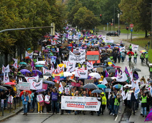 October 8, 2026, Welfare State Demonstration in Kiel Under the slogan Secure Democracy, Strengthen Cohesion, welfare organizations in Kiel called for a demonstration. After the opening rally, approximately 5,000 participants marched from Kiel’s City Hall Square along Düsternbrooker Weg to the Kiel State House. Kiel, Düsternbrooker Weg, Schleswig Holstein, Germany