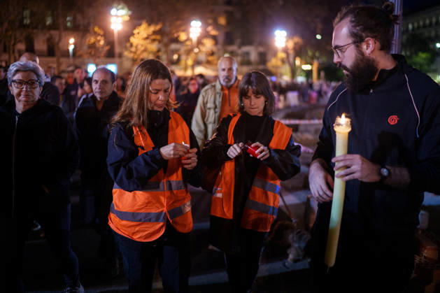 Farewell, Maricarmen March from Puerta del Sol to Maricarmen’s Home: Dozens of people lit candles during the Farewell, Maricarmen march, which went from Puerta del Sol to Maricarmen’s home, on October 8, 2026, in Madrid, Spain. Many people have left candles, flowers, and signs of encouragement next to the doorway from which Maricarmen was evicted two weeks ago, hours after news broke of the death of the 87-year-old woman. To trade in homes is to trade in lives. Let housing cost no more lives. Thank you, Maricarmen, reads one of the messages of gratitude. OCTOBER 8, 2026 PROTEST MARCH MARICARMEN TRIBUTE EVICTION EVICTED WOMAN SIGNS CANDLES Madrid Madrid, Spain Copyright: xMatiasxChiofalox 7830129