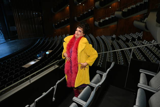 Actress playing Trude, Lead actor in the little divertissement. It is staged annually by the Cäcilia Wolkenburg Theater Group at the Cologne Men’s Chorus (KMGV). All performers on stage are volunteers. The 2027 program is titled Wat e Thiater and pays homage to the unforgettable Trude Herr, as well as a celebratio