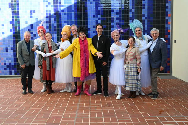 Cast and crew of this little divertissement: It is staged annually by the Cäcilia Wolkenburg Theater Group, part of the Cologne Men’s Chorus (KMGV). All performers on stage participate on a volunteer basis. The 2027 program is titled *Wat e Thiater* and pays tribute to the unforgettableTrude Herr, as well as a celebration of the re