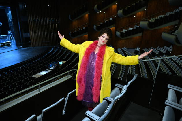 Actress playing Trude, Lead actor in the little divertissement. It is staged annually by the Cäcilia Wolkenburg Theater Group at the Cologne Men’s Chorus (KMGV). All performers on stage are volunteers. The 2027 program is titled Wat e Thiater and is a tribute to the unforgettable Trude Herr, as well as a celebrati