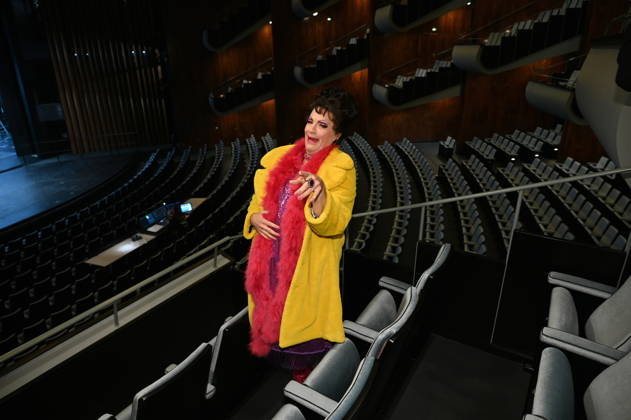 Actress playing Trude, Lead actor in the little divertissement. It is staged annually by the Cäcilia Wolkenburg Theater Group at the Cologne Men’s Chorus (KMGV). All performers on stage are volunteers. The 2027 program is titled Wat e Thiater and is a tribute to the unforgettable Trude Herr, as well as a celebrati