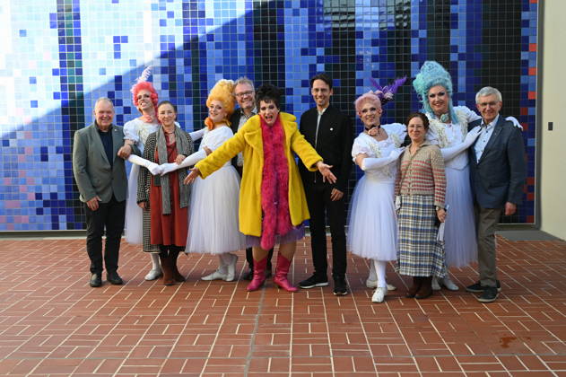 Cast and crew of the little divertissement. It is staged annually by the Cäcilia Wolkenburg Theater Group, part of the Cologne Men’s Chorus (KMGV). All performers on stage participate on a volunteer basis. The 2027 program is titled *Wat e Thiater* and pays homage to the unforgettableTrude Herr, as well as a celebration of the retu
