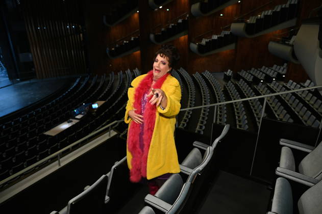 Actress playing Trude, Lead actor in the little divertissement. It is staged annually by the Cäcilia Wolkenburg Theater Group at the Cologne Men’s Chorus (KMGV). All performers on stage are volunteers. The 2027 program is titled Wat e Thiater and is a tribute to the unforgettable Trude Herr, as well as a celebrati