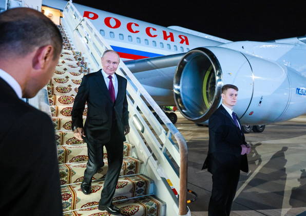 TURKMENISTAN, BALKAN PROVINCE - OCTOBER 8, 2026: Vladimir Putin (L), President of Russia, steps off his plane ahead of a meeting of the CIS (Commonwealth of Independent States) Council of Heads of State in Turkmenbasy Turkmenistan - ZUMAt113 20261008_zaa_t113_775 Copyright: xVladimirxSmirnovx