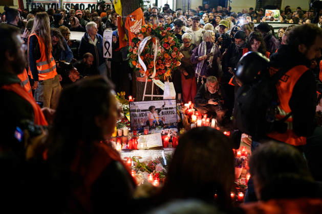 Farewell, Maricarmen Protest from Puerta del Sol to Maricarmen’s Home: Dozens of people leave flowers and candles during the Farewell, Maricarmen protest at Maricarmen’s home, on October 8, 2026, in Madrid, Spain. Many people have left candles, flowers, and signs of encouragement next to the doorway from which Maricarmen was evicted two weeks ago, hours after news broke of the death of the 87-year-old woman. To profit from housing is to traffic in life. Let no more lives be lost over housing. Thank you, Maricarmen, reads one of the messages of gratitude OCTOBER 8, 2026 PROTEST MARICARMEN TRIBUTE EVICTION EVICTED PERSON SIGNS CANDLES SAINZ DE BARANDA HOUSING FLOWERS Madrid Madrid, Spain  Copyright: xMatiasxChiofalox 7830218