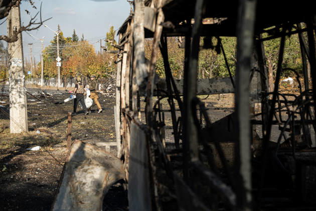 Russian Strike Hits Kramatorsk Buses Emergency workers carry a fully covered body past the charred frame of a destroyed passenger bus after a Russian strike in Kramatorsk, Donetsk region, Ukraine, on October 8, 2026. Ukrainian authorities said a Russian guided bomb struck two scheduled passenger buses in Kramatorsk at about 10:00. At least 30 people were killed and at least 18 wounded, while Ukraine s State Emergency Service later reported 33 deaths; public transport in Kramatorsk and nearby Sloviansk was suspended after the attack. Kramatorsk Donetsk Ukraine Copyright: xOrixAviramx