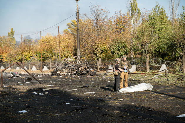 Russian Strike Hits Kramatorsk Buses Two emergency workers stand beside a fully covered body amid blast damage after a Russian strike in Kramatorsk, Donetsk region, Ukraine, on October 8, 2026. Ukrainian authorities said a Russian guided bomb struck two scheduled passenger buses in Kramatorsk at about 10:00. At least 30 people were killed and at least 18 wounded, while Ukraine s State Emergency Service later reported 33 deaths; public transport in Kramatorsk and nearby Sloviansk was suspended after the attack. Kramatorsk Donetsk Ukraine Copyright: xOrixAviramx
