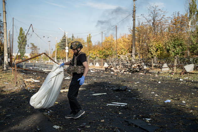 Russian Strike Hits Kramatorsk Buses An emergency worker moves a fully covered body across a blast-damaged street after a Russian strike in Kramatorsk, Donetsk region, Ukraine, on October 8, 2026. Ukrainian authorities said a Russian guided bomb struck two scheduled passenger buses in Kramatorsk at about 10:00. At least 30 people were killed and at least 18 wounded, while Ukraine s State Emergency Service later reported 33 deaths; public transport in Kramatorsk and nearby Sloviansk was suspended after the attack. Kramatorsk Donetsk Ukraine Copyright: xOrixAviramx