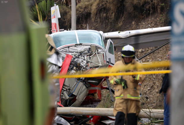 Cuenca,Ecuador, October 8, 2026 Shortly after noon, a light aircraft veered off the runway during airport operations. The plane ended up crashing outside the airport terminal and came to a stop on Hurtado de Mendoza Avenue, in the Milchichig ravine area. Preliminary reports identify the aircraft as a Cessna Grand Caravan EX belonging to Cuencana Airlines. Photo: Boris Romoleroux API 20261008 248487 6ac7fba483da3 brr 1852 Copyright: xBORISxROMOLEROUXx