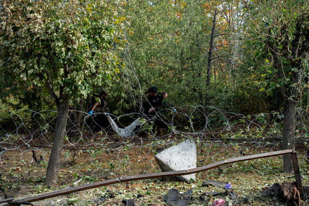 Russian Strike Hits Kramatorsk Buses Emergency workers carry the fully covered body of a person killed in a Russian strike through a wooded area in Kramatorsk, Donetsk region, Ukraine, on October 8, 2026. Ukrainian authorities said a Russian guided bomb struck two scheduled passenger buses in Kramatorsk at about 10:00. At least 30 people were killed and at least 18 wounded, while Ukraine s State Emergency Service later reported 33 deaths; public transport in Kramatorsk and nearby Sloviansk was suspended after the attack. Kramatorsk Donetsk Ukraine Copyright: xOrixAviramx