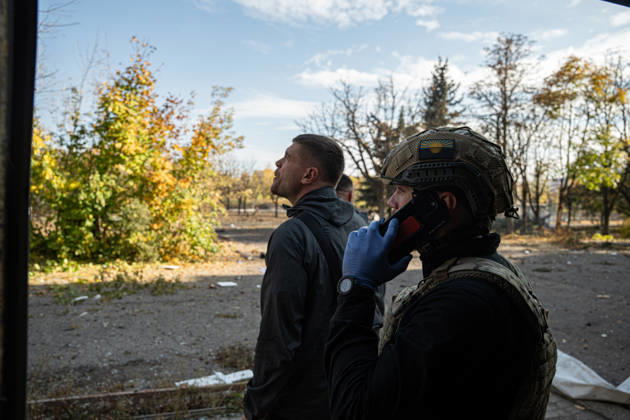 Russian Strike Hits Kramatorsk Buses Two emergency workers look upward at the strike site in Kramatorsk, Donetsk region, Ukraine, on October 8, 2026. Photographer notes said emergency crews temporarily stopped work because a Russian drone was flying above the area. Ukrainian authorities said a Russian guided bomb struck two scheduled passenger buses in Kramatorsk at about 10:00. At least 30 people were killed and at least 18 wounded, while Ukraine s State Emergency Service later reported 33 deaths; public transport in Kramatorsk and nearby Sloviansk was suspended after the attack. Kramatorsk Donetsk Ukraine Copyright: xOrixAviramx