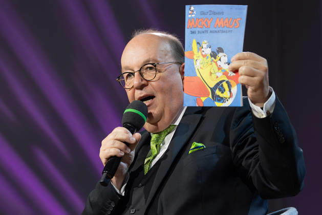 Frankfurt Book Fair 2026: Denis Scheck presents new and classic literature through his series *Druckfrisch · New Books with Denis Scheck*. Here is the first copy of Walt Disney’s *Mickey Mouse Monthly*, Frankfurt am Main, Hesse, Germany, Exhibition Center