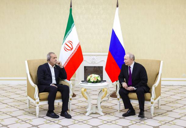 Turkmenistan Russia 9260830 08.10.2026 Iranian President Masoud Pezeshkian and Russian President Vladimir Putin shake hands before a meeting in Turkmenbashi, Turkmenistan. Gavriil Grigorov Sputnik Turkmenbashi Turkmenistan Copyright: xGavriilxGrigorovx