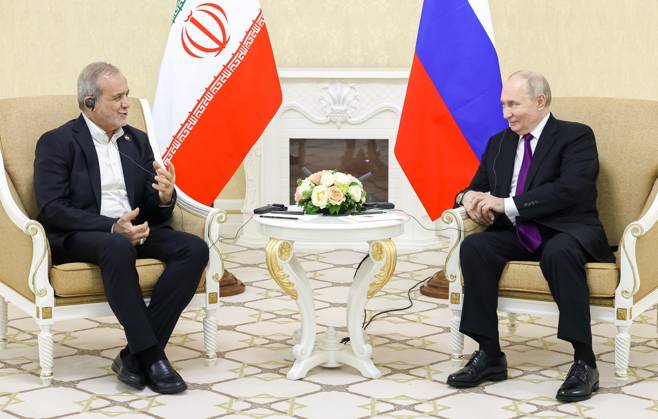 Turkmenistan Russia 9260828 08.10.2026 Iranian President Masoud Pezeshkian and Russian President Vladimir Putin shake hands before a meeting in Turkmenbashi, Turkmenistan. Vladimir Smirnov Sputnik Turkmenbashi Turkmenistan Copyright: xVladimirxSmirnovx