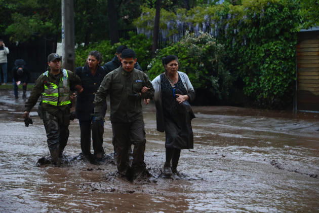 Santiago, October 8, 2026: A mudslide is affecting the area from San Carlos de Apoquindo to Los Dominicos in the Las Condes district, causing widespread damage and sweeping away vehicles and people. Dragomir Yankovic Aton, Chile, Santiago, Chile Aton 1197972 Copyright: DRAGOMIRxYANKOVIC ATONxCHILE