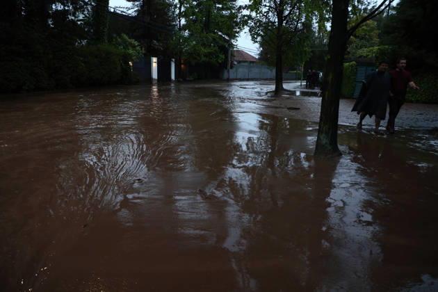 Santiago, October 8, 2026: A mudslide is affecting the area from San Carlos de Apoquindo to Los Dominicos in the Las Condes district, causing widespread damage and sweeping away vehicles and people. Dragomir Yankovic Aton, Chile, Santiago, Chile Aton 1197973 Copyright: DRAGOMIRxYANKOVIC ATONxCHILE