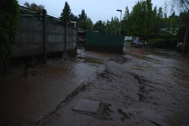 Santiago, October 8, 2026: A mudslide is affecting the area from San Carlos de Apoquindo to Los Dominicos in the Las Condes district, causing widespread damage and sweeping away vehicles and people. Dragomir Yankovic Aton, Chile, Santiago, Chile Aton 1197974 Copyright: DRAGOMIRxYANKOVIC ATONxCHILE