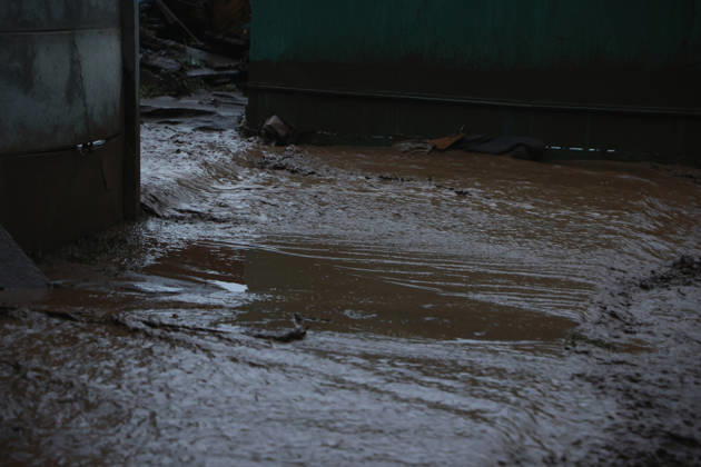 Santiago, October 8, 2026: A mudslide is affecting the area from San Carlos de Apoquindo to Los Dominicos in the Las Condes district, causing widespread damage and sweeping away vehicles and people. Dragomir Yankovic Aton, Chile, Santiago, Chile Aton 1197975 Copyright: DRAGOMIRxYANKOVIC ATONxCHILE