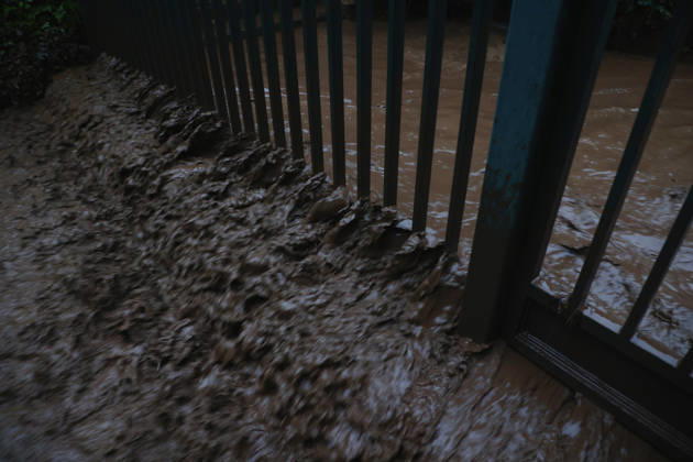 Santiago, October 8, 2026: A mudslide is affecting the area from San Carlos de Apoquindo to Los Dominicos in the Las Condes district, causing widespread damage and sweeping away vehicles and people. Dragomir Yankovic Aton, Chile, Santiago, Chile Aton 1197976 Copyright: DRAGOMIRxYANKOVIC ATONxCHILE