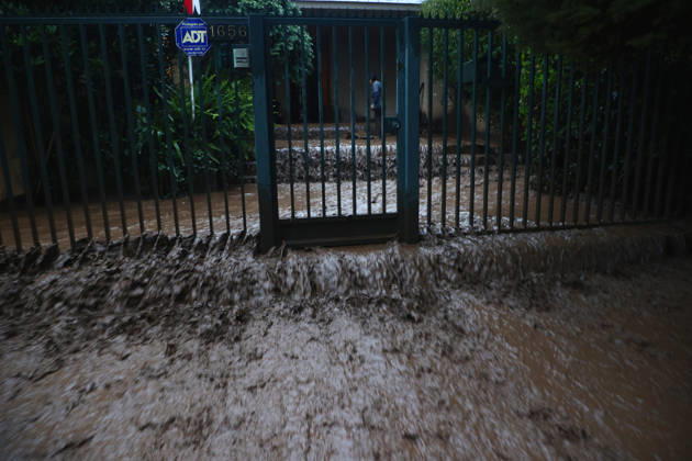 Santiago, October 8, 2026: A mudslide is affecting the area from San Carlos de Apoquindo to Los Dominicos in the Las Condes district, causing widespread damage and sweeping away vehicles and people. Dragomir Yankovic Aton, Chile, Santiago, Chile Aton 1197977 Copyright: DRAGOMIRxYANKOVIC ATONxCHILE