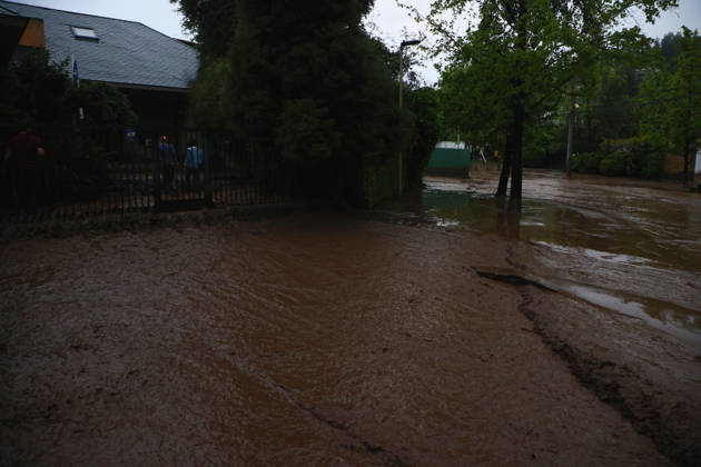 Santiago, October 8, 2026: A mudslide is affecting the area from San Carlos de Apoquindo to Los Dominicos in the Las Condes district, causing widespread damage and sweeping away vehicles and people. Dragomir Yankovic Aton, Chile, Santiago, Chile Aton 1197978 Copyright: DRAGOMIRxYANKOVIC ATONxCHILE