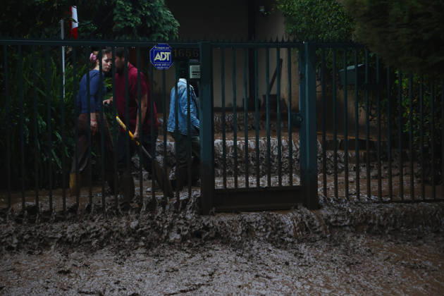 Santiago, October 8, 2026: A mudslide is affecting the area from San Carlos de Apoquindo to Los Dominicos in the Las Condes district, causing widespread damage and sweeping away vehicles and people. Dragomir Yankovic Aton, Chile, Santiago, Chile Aton 1197979 Copyright: DRAGOMIRxYANKOVIC ATONxCHILE