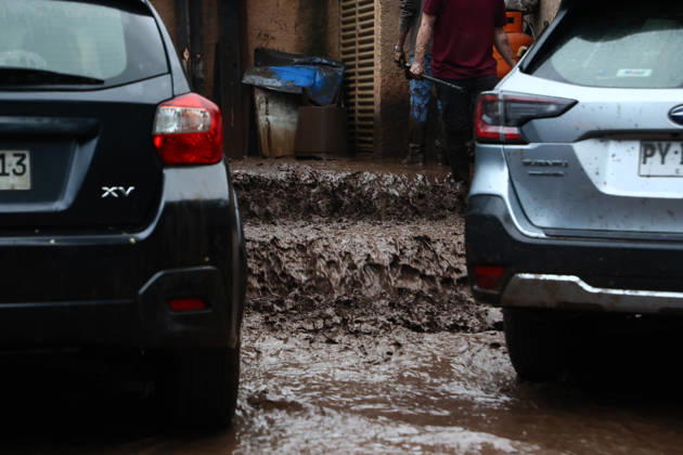 Santiago, October 8, 2026: A mudslide is affecting the area from San Carlos de Apoquindo to Los Dominicos in the Las Condes district, causing widespread damage and sweeping away vehicles and people. Dragomir Yankovic Aton, Chile, Santiago, Chile Aton 1197980 Copyright: DRAGOMIRxYANKOVIC ATONxCHILE