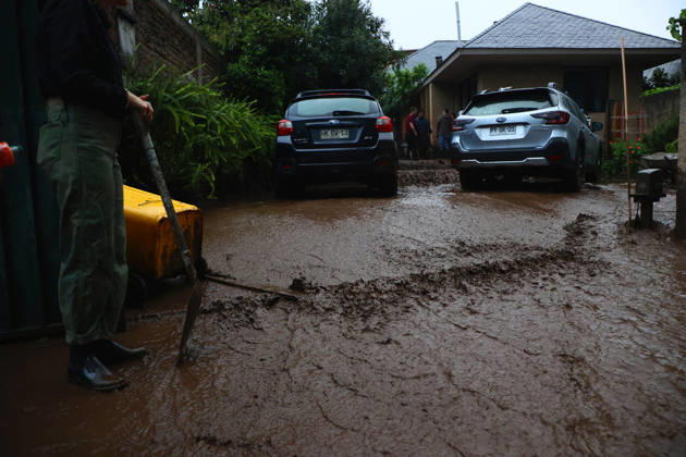 Santiago, October 8, 2026: A mudslide is affecting the area from San Carlos de Apoquindo to Los Dominicos in the Las Condes district, causing widespread damage and sweeping away vehicles and people. Dragomir Yankovic Aton, Chile, Santiago, Chile Aton 1197981 Copyright: DRAGOMIRxYANKOVIC ATONxCHILE